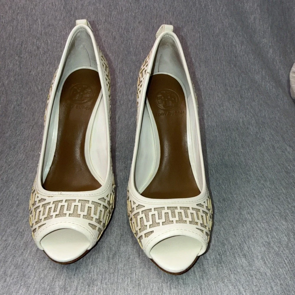 Tory Burch Geometric Cut-Out Logo Peep Toe Pumps White Leather US 7.5